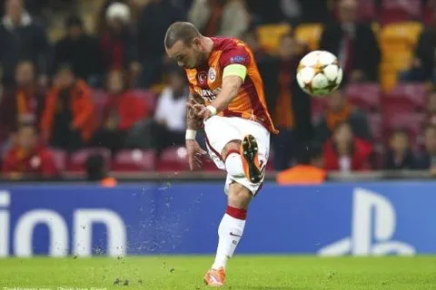 Galatasaray : deux équipes lorgneraient Sneijder