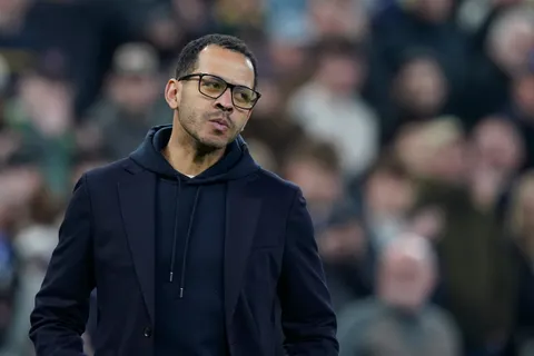Mercato – Chelsea fixe une date inattendue pour trancher l’avenir de Liam Rosenior