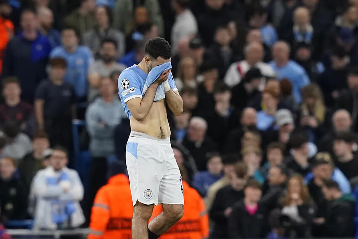 Les 3 latéraux gauches shortlistés par Manchester United : la piste la plus chaude pour le mercato d’hiver mène à… Manchester City !