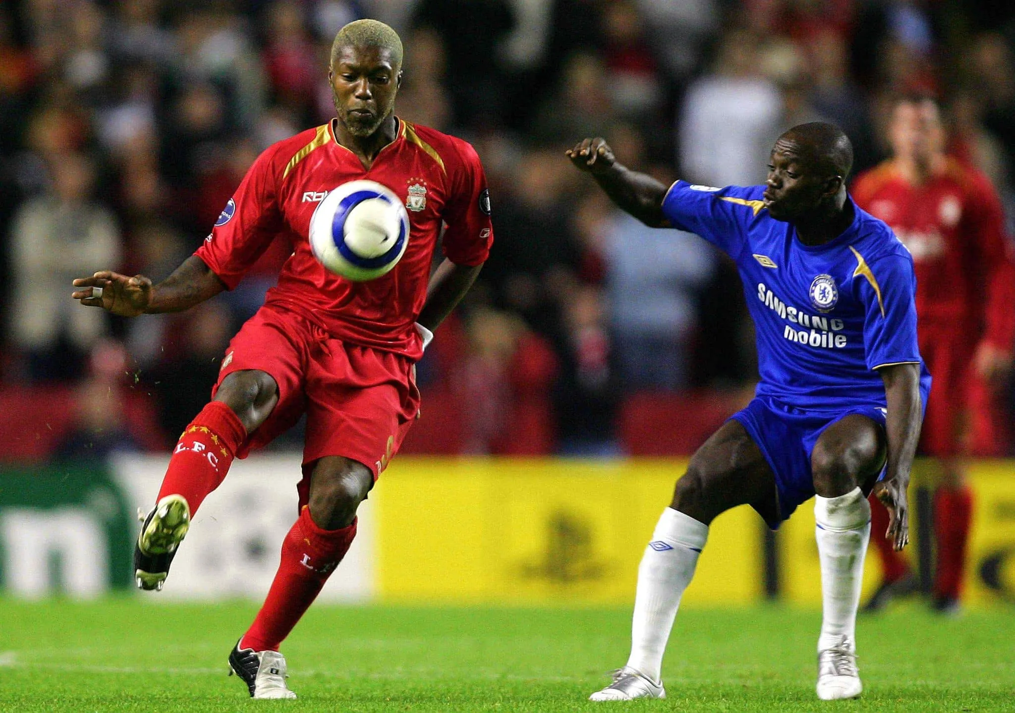 Quelle marque de bière a disparu du maillot de Liverpool en 2010, après l’interdiction de faire de la publicité pour des boissons alcoolisées ?