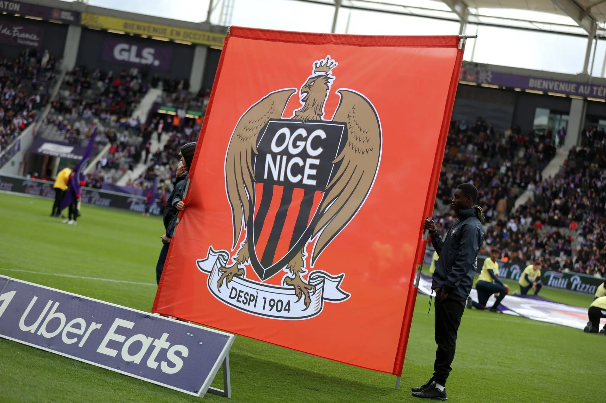 Quelle star du FC Barcelone, pas qualifiée pour la Coupe UEFA après un transfert récent, manque à l’appel lors de la double confrontation entre le club catalan et l’OGC Nice, lors de la saison 1973-1974 ?