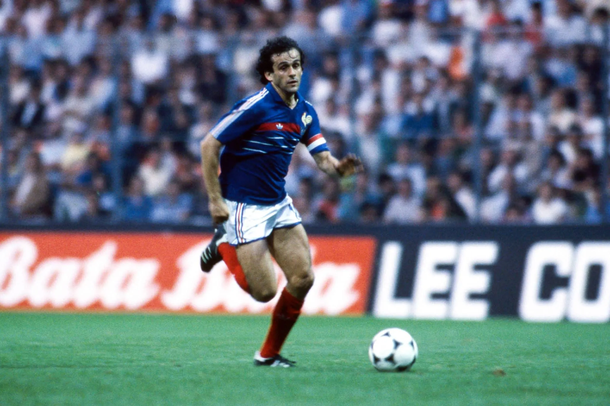 Quels sont les deux Bleus qui ont pris le brassard entre 1987 et la retraite internationale de Michel Platini jusqu’à 1992 et la prise de fonction de Jean-Pierre Papin en tant que capitaine de l’équipe de France ?
