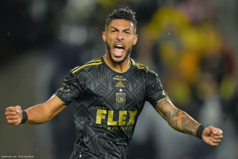 Mercato - Un ex de l’ASSE vers Lens ou Rennes ? Il répond !