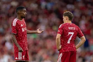 Liverpool : “le pire mercato de l’histoire de la Premier League”, les Reds vont-ils encore traîner comme un boulet leur été 2025 ?