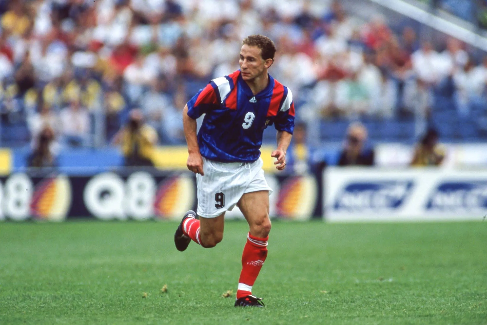 Quel équipementier a fourni ses maillots à l’équipe de France des années 50 jusqu’aux années 70, avant que les Bleus passent sous le giron d’Adidas ?