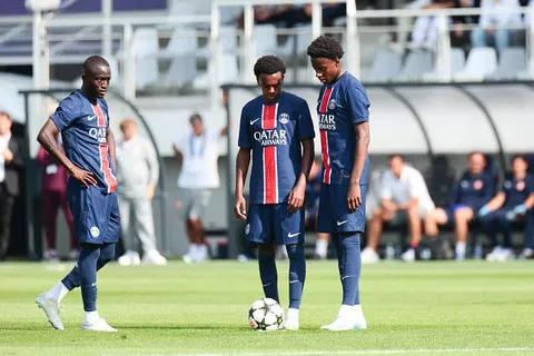 Mercato PSG : un grand espoir du centre de formation parisien snobe Manchester United