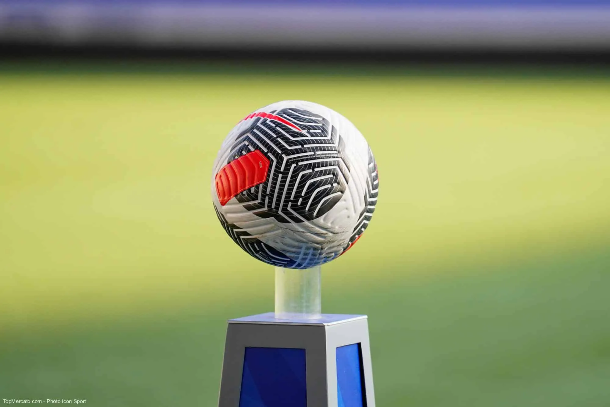 Quelle légende du ballon rond a vu son très anonyme frère Hugo avoir une carrière en pro, en passant par le Rayo Vallecano, le Rapid Vienne, l’Italie, le Vénézuela ou le Japon ?