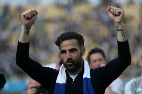 “Le meilleur cerveau foot que j’aie jamais vu”… Cesc Fabregas envoyé à Chelsea ou Arsenal par un ex-coéquipier