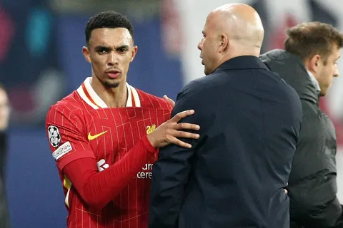 Mercato - Liverpool : un ancien protégé d’Arne Slot avec seulement 79 minutes en Ligue des champions ciblé pour remplacer Alexander-Arnold