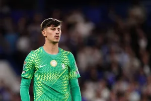 Chelsea : “lui-même voit des ressemblances”, Courtois adoube Mike Penders, propulsé gardien titulaires des Blues