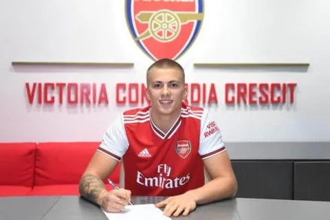 Arsenal : un jeune défenseur prolonge l’aventure (Officiel)