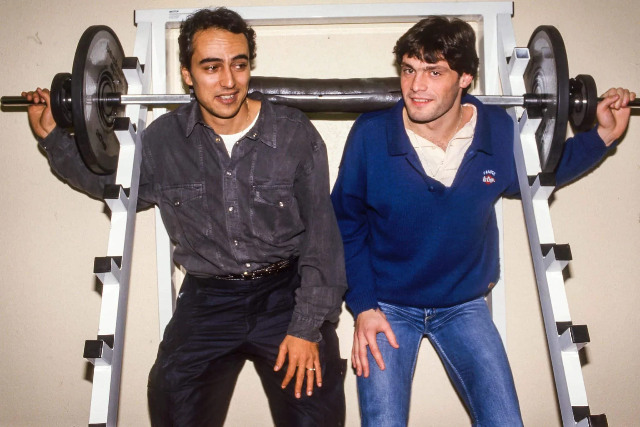Quel international français (31 sélections) porte un haltère avec Didier Roustan sur cette image datant de décembre 1987 ?