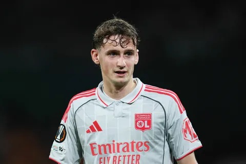 Mercato OL : Tyler Morton ciblé par la Premier League pour remplacer un milieu à 100 M€