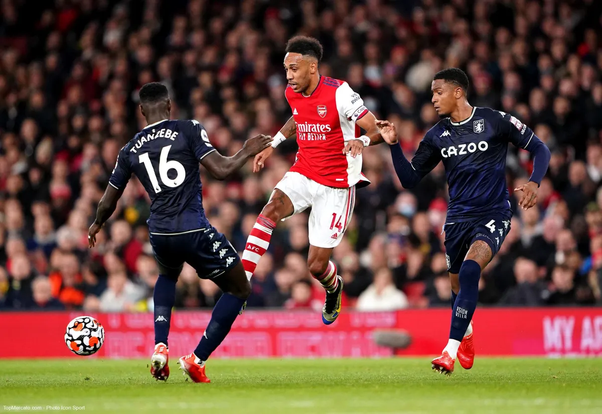 Pierre-Emerick Aubameyang et Axel Tuanzebe, match Arsenal-Aston Villa