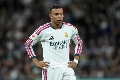 Real Madrid : “plus d’un coq dans un même poulailler”, l’arrivée de Kylian Mbappé critiquée par le Barça