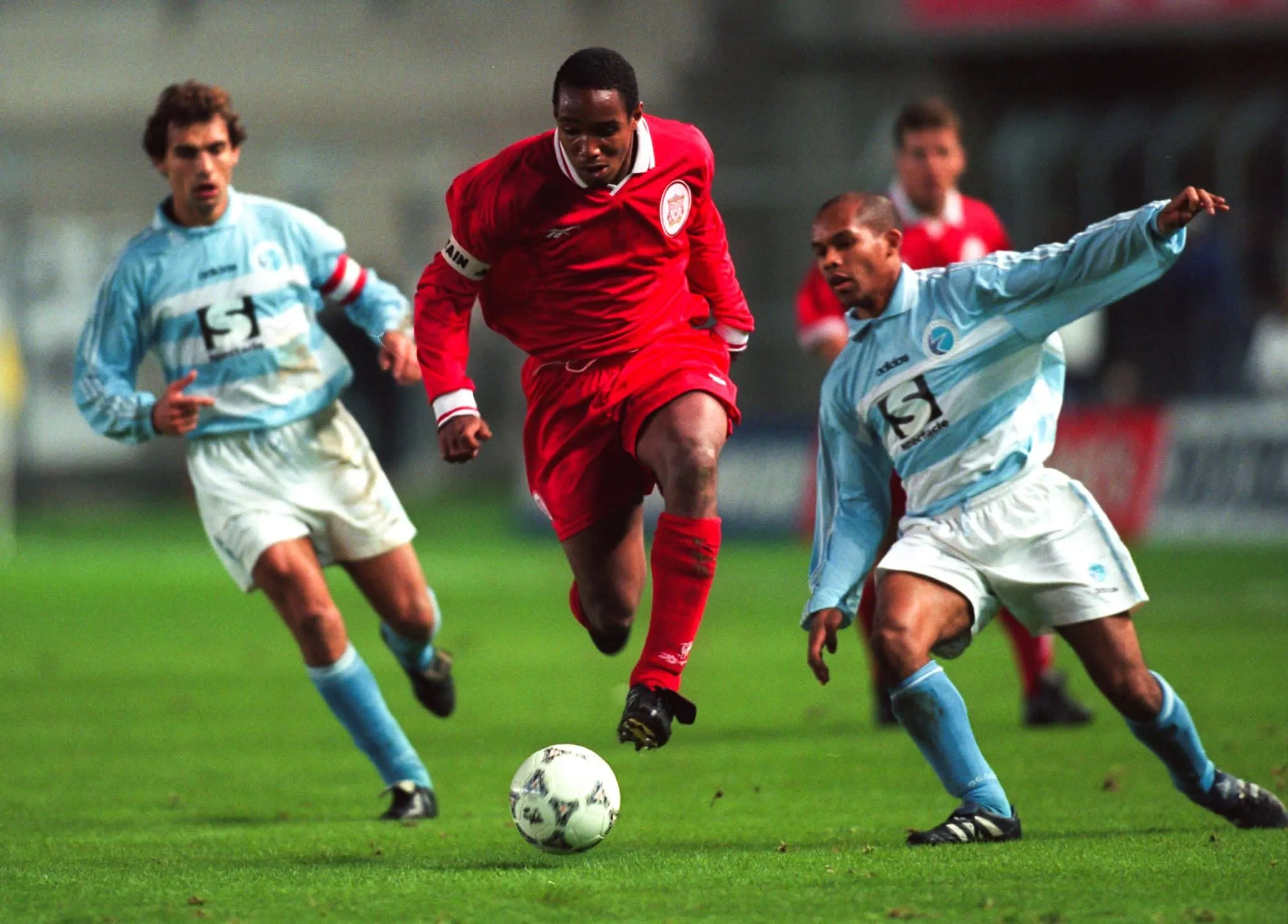 Quel joueur de Strasbourg a marqué un doublé contre Liverpool, lors d’une victoire 3-0 du RCSA et d’une élimination des Reds en 16e de finale de la Coupe UEFA 1997-1998 ?