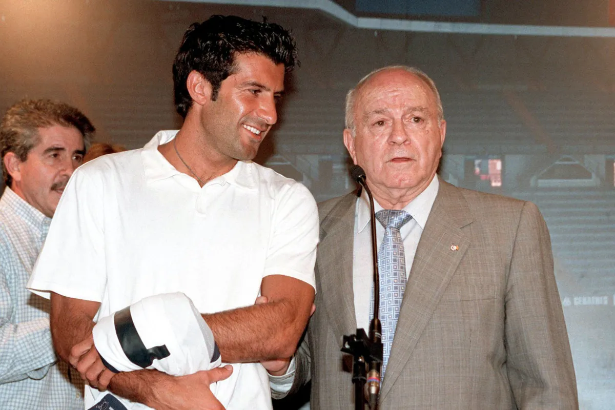 Luis Figo, entouré d'Alfredo Di Stéfano, lors de sa signature controversée au Real Madrid le 24 juillet 2000, à Madrid.