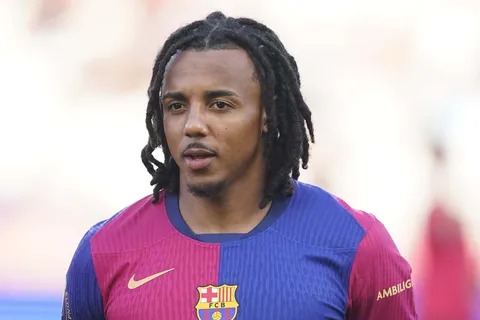 Barça : Hansi Flick impressionné par une habitude de Jules Koundé