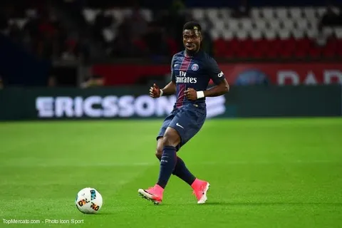PSG : un club anglais sur Aurier ?