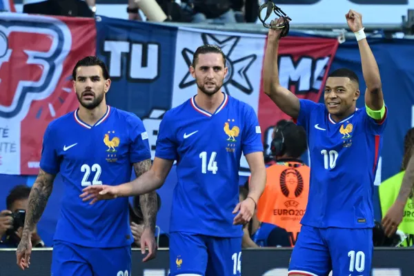 Théo Hernandez Adrien Rabiot Kylian Mbappé Equipe de France