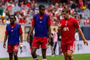 Liverpool : “c’est le nouveau Darwin Nunez”… Les mots durs de Carragher avec une recrue du mercato 2025