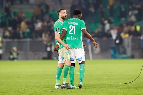 Mercato ASSE : 2 offres en plus pour un défenseur sur le départ