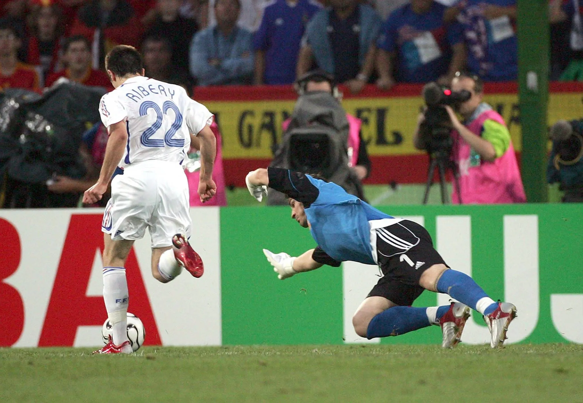 Quel commentateur a enflammé les Français lors de du 8e de finale de la Coupe du monde 2006 Espagne 1-3 France en criant “vas-y mon petit !” à l’adresse de Franck Ribéry juste avant son but ?