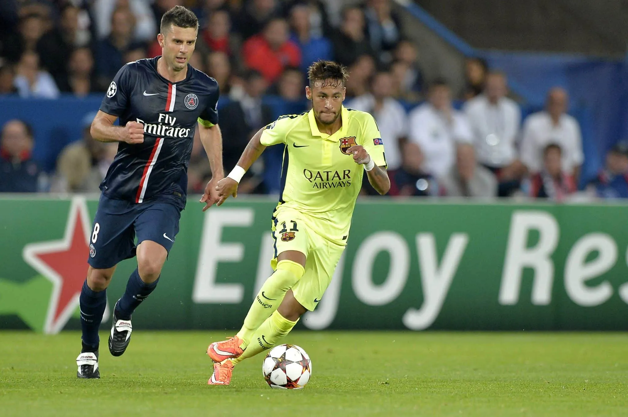 Lors de quelle saison le PSG et le FC Barcelone se sont affrontés à quatre reprises en Ligue des Champions, pour trois victoires du Barça et une de Paris ?