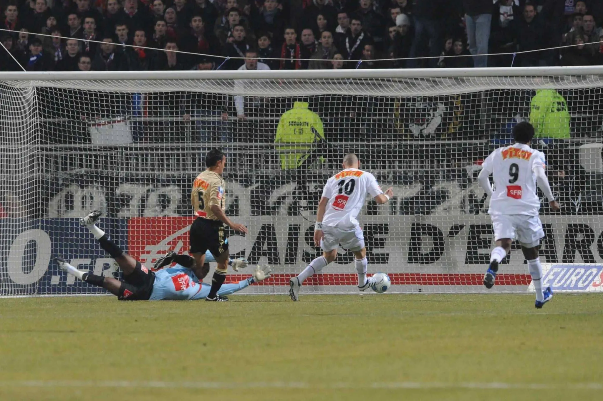 Quel numéro 10 de l’Olympique lyonnais marque dans le but vide en 2009, en 16e de finale de la Coupe de France ?