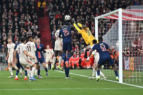 Matvey Safonov, PSG, Bayern 