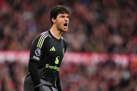 Manchester United : “Schmeichel déguisé ?”, les supporters chantent déjà à la gloire de Senne Lammens