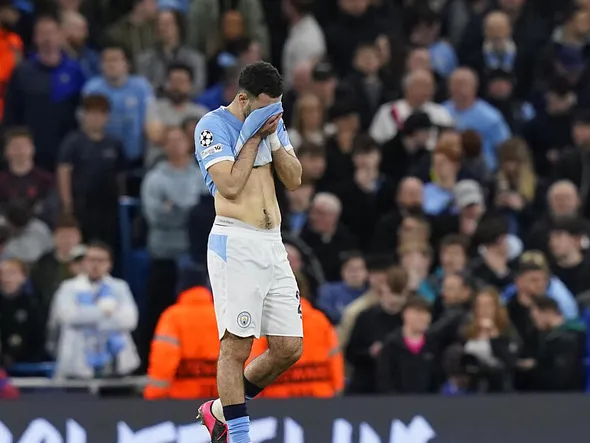 Les 3 latéraux gauches shortlistés par Manchester United : la piste la plus chaude pour le mercato d’hiver mène à… Manchester City !