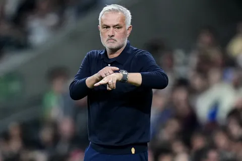 “Celui qui s’intéresse à lui devra se battre avec moi” : Mourinho bloque le transfert d’un joueur à 10 minutes de jeu au Real Madrid !