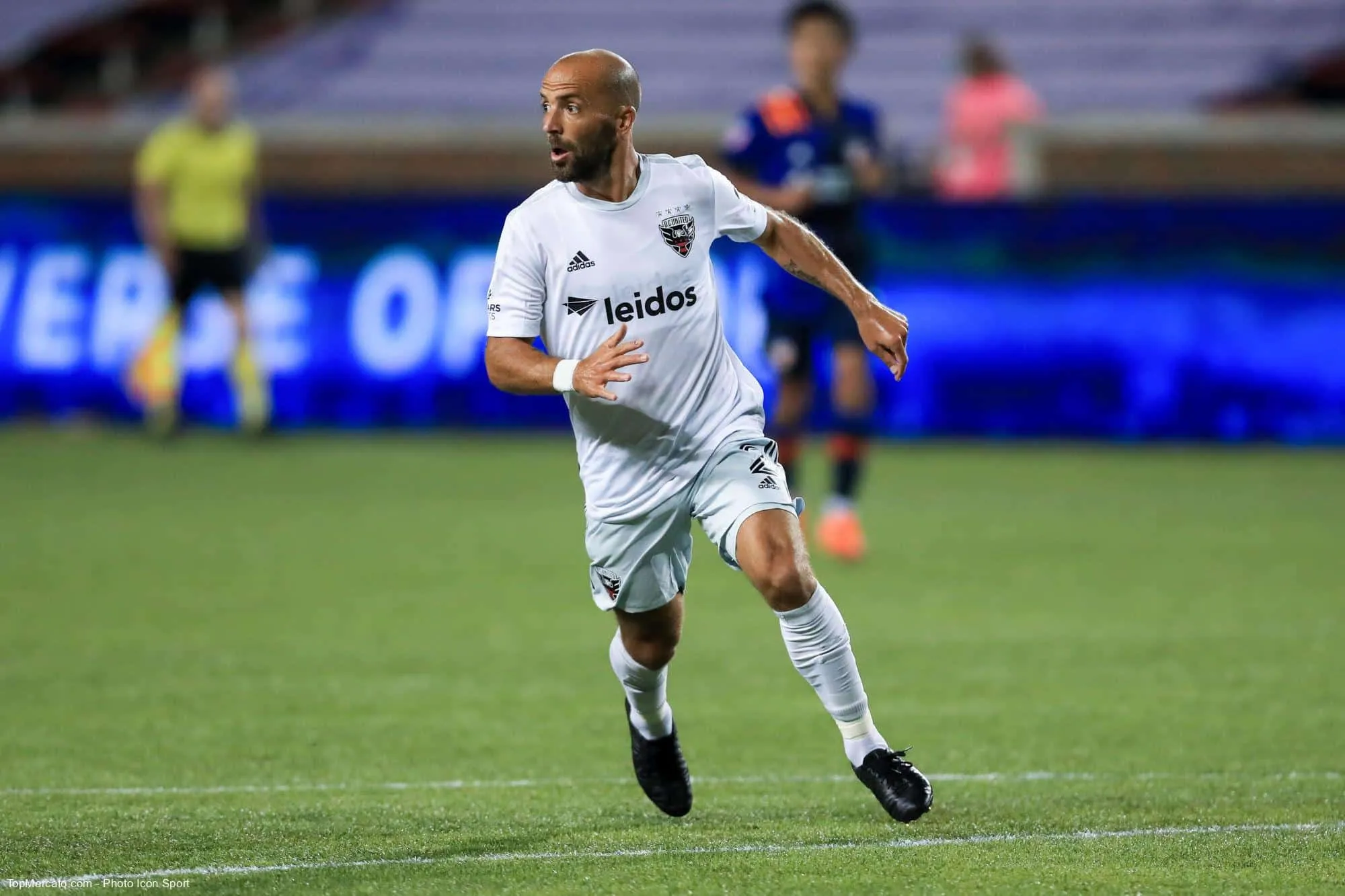 Quel attaquant argentin a débuté sa carrière en 2005, à River Plate, dans le club de son frère Federico ?