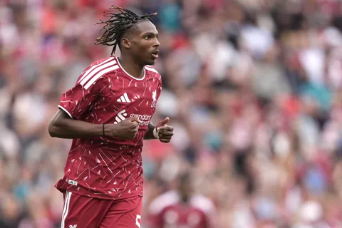 “Il est très à l’aise, c’est un excellent travail” : Jérémy Jacquet séduit Liverpool dès son premier match