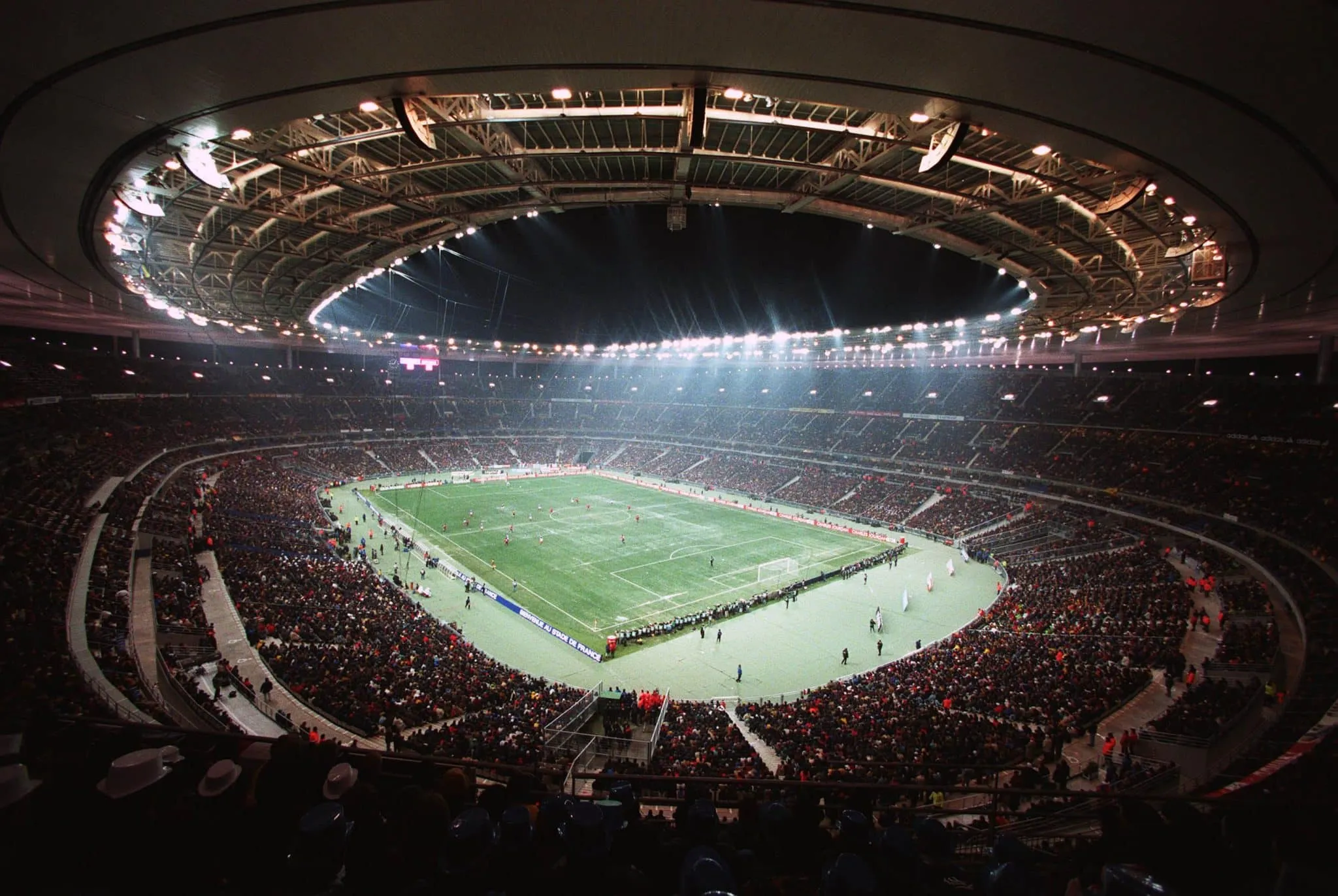 En quelle année un match amical entre la France et l’Espagne a inauguré le Stade de France, à Saint-Denis ?