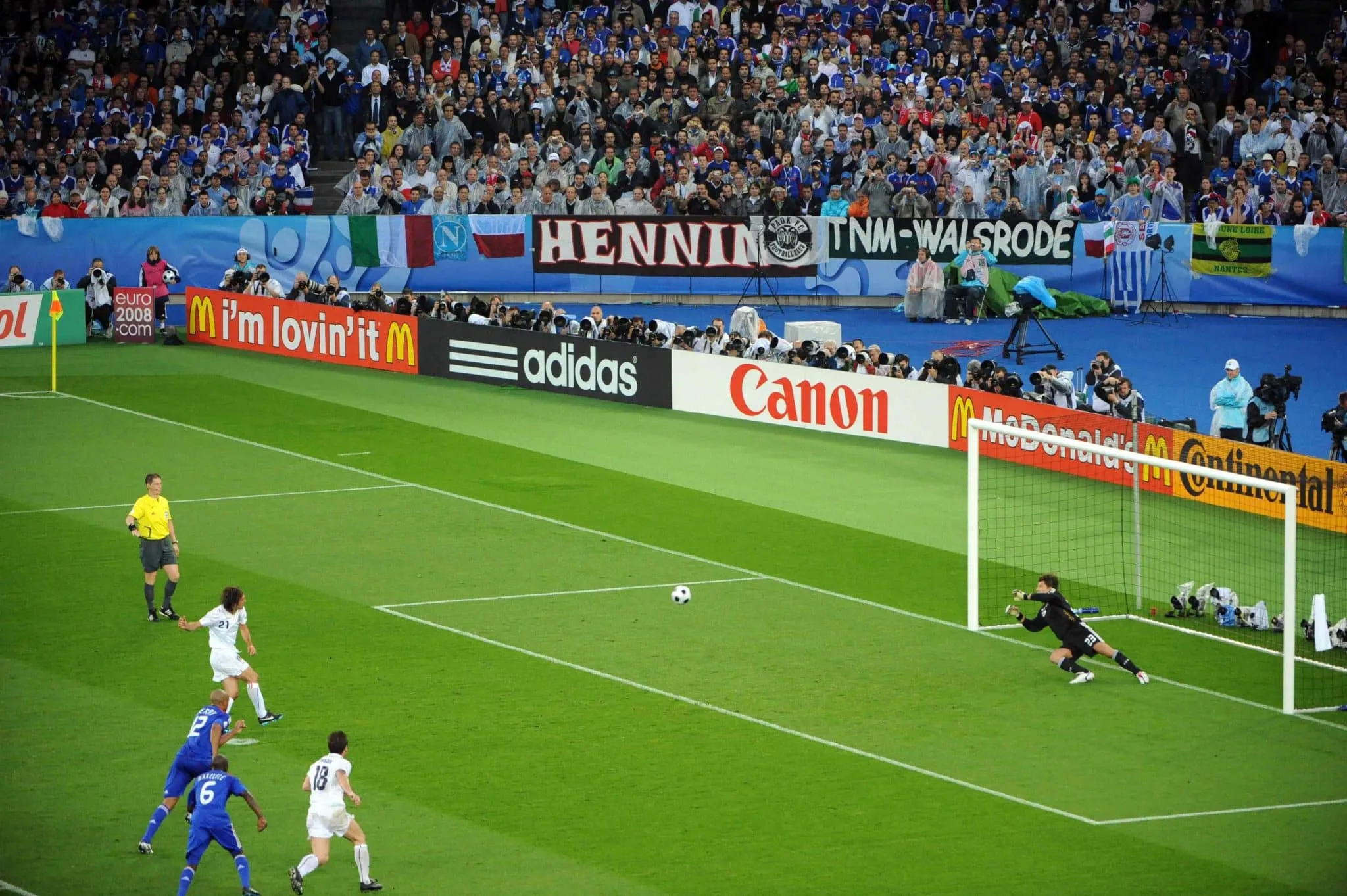 Quel Français a été expulsé dès la 25e min en provoquant un penalty sur Luca Toni, lors de la défaite 0-2 contre l’Italie durant le 3e match de la poule de l’Euro 2008 ?