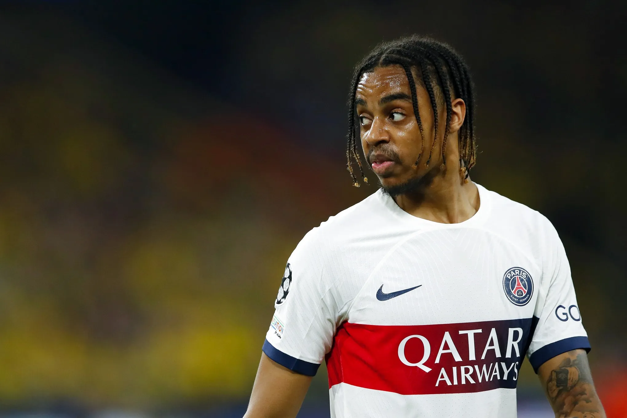 Lors du quart de finale aller entre le PSG et le FC Barcelone, quel défenseur du Barça se fait crocheter par Bradley Barcola, avant que ce dernier envoie un tir dévié par Marc-André ter Stegen sur la barre transversale ?