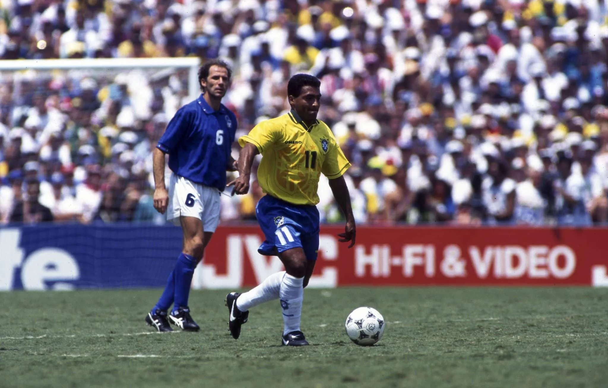 Quelle star française a commenté en tant que consultant la Coupe du monde 1994 en compagnie de Didier Roustan, sur Antenne 2 ?