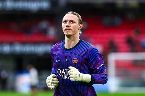 Mercato – Après l’échec estival Zion Suzuki, le PSG tranche sur l’avenir de Matvey Safonov