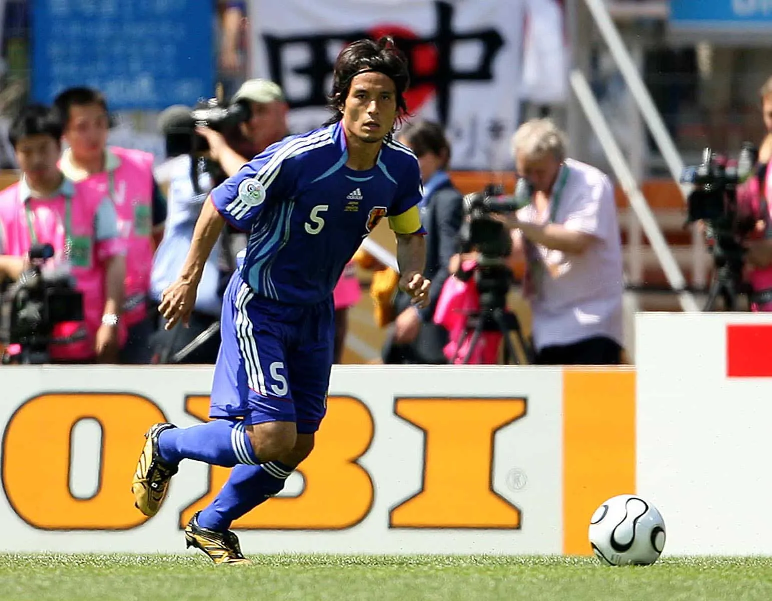 Lors de quelle Coupe du monde le Japonais Tsuneyasu Miyamoto est devenu le premier joueur de l’histoire du Mondial à porter un masque de protection en fibre de carbone ?