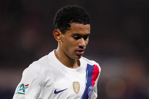 Mercato PSG : Senny Mayulu « jeté sous un bus » par Paris ? Son clan met les choses au clair