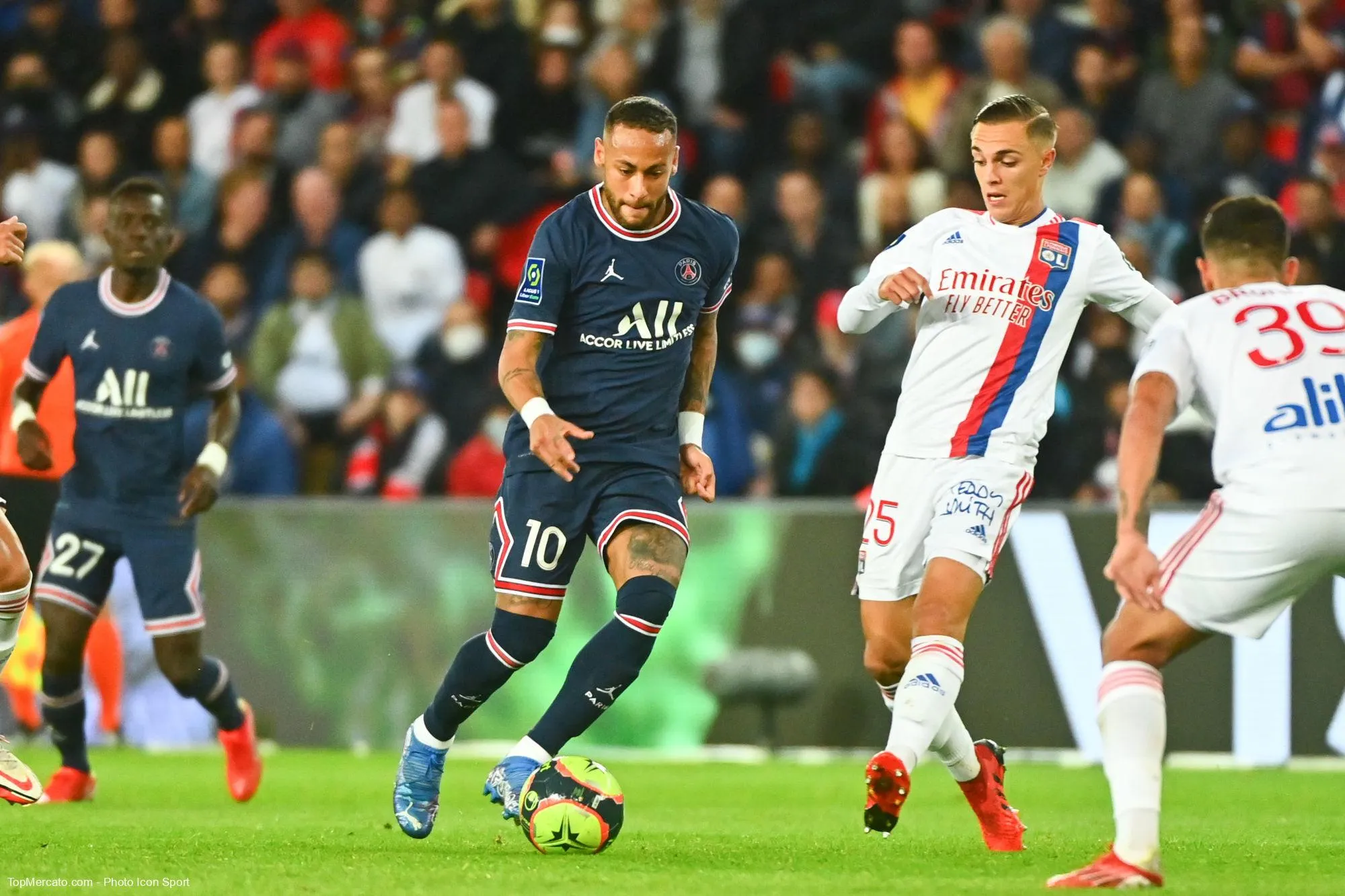 Neymar et Maxence Caqueret, PSG-OL