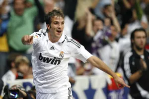 “S’il continue comme ça, il ira au Real Madrid” – Van der Vaart valide une piste prometteuse pour le mercato