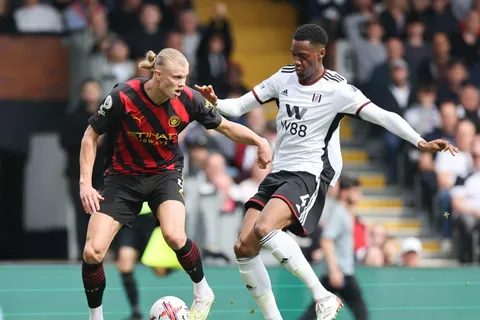 Mercato - Bataille entre le PSG et Naples pour un défenseur ?