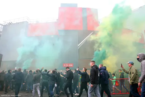 Manchester United : pelouse et vestiaires envahis, les supporters protestent