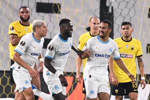 Mbemba le patron, Pau Lopez rassurant, Lodi en difficulté… Les Tops-Flops d’AEK Athènes-OM