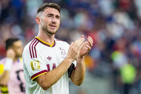 Mercato Barça : une nouvelle option pour Hansi Flick en défense centrale… et ce n’est pas Aymeric Laporte !