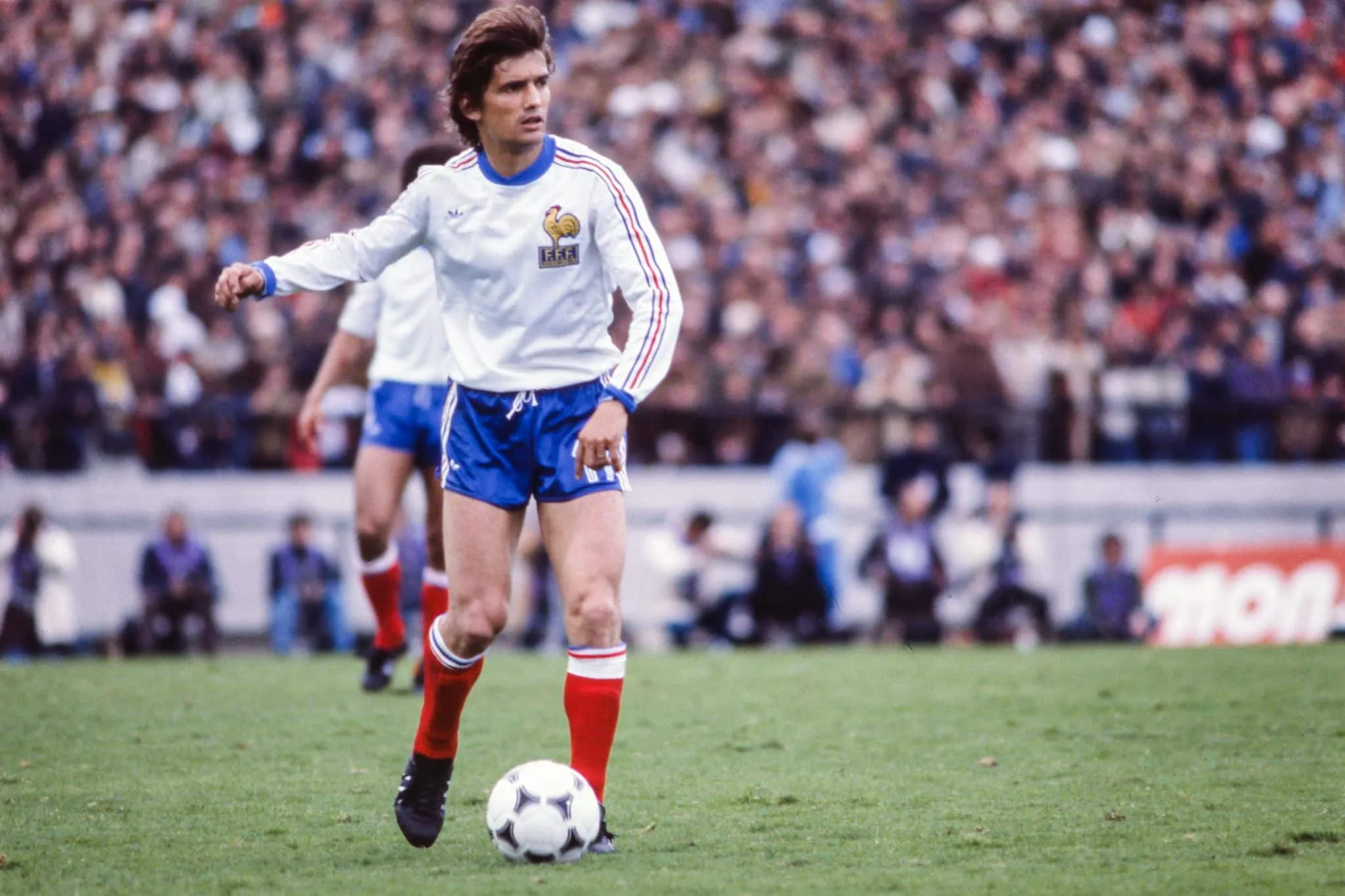 En 1909, qu’est-ce qui fait pour la première fois son apparition sur le maillot de l’équipe de France ?