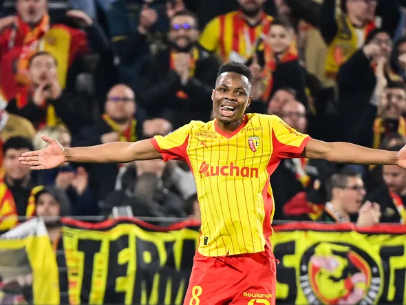 Mercato Lens : après Chelsea et Manchester United, un 3e cador entre en lice pour Mamadou Sangaré